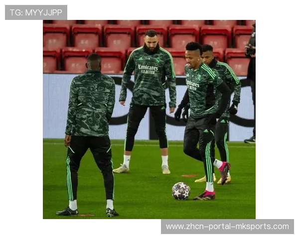 皇马赛前热身播放欧冠主题曲，模拟欧战氛围